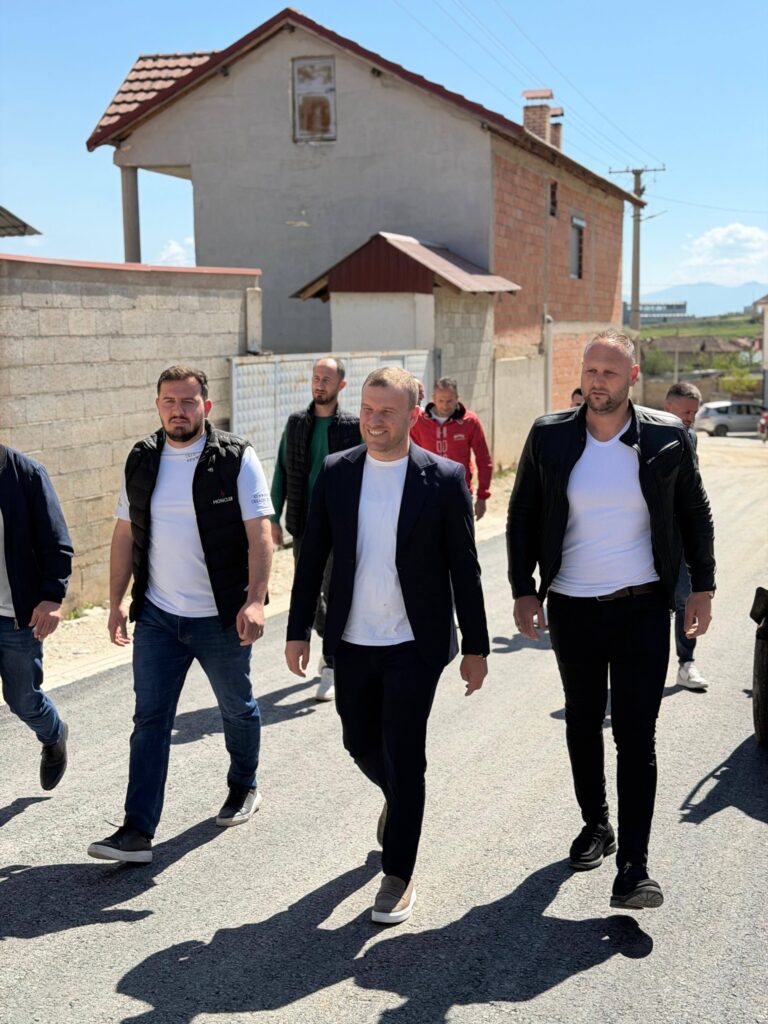 Kryetari z.Blerim Islami vëzhgon nga afër punimet në fshatin Zhitoshe.